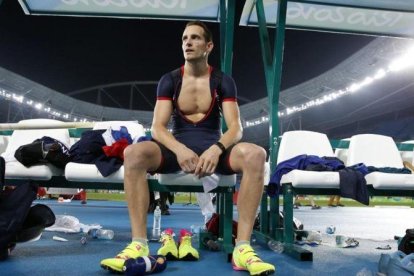 Lavillenie intenta digerir la derrota en el Estadio Olímpico de Río.