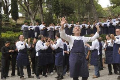 El cocinero Ferrán Adrià celebra la despedida con su equipo del restaurante El Bulli.