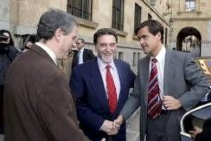 Miguel Alejo saluda al ministro López Aguilar en presencia de Jesús Malaga , ayer en Salamanca