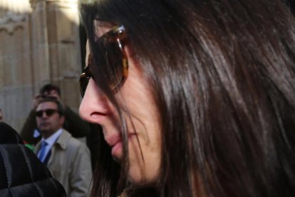 Raquel Gago tras conocer el veredicto, al fondo su abogado