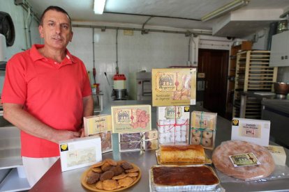 Andrés Díez es el pastelero del Obrador Artesanal Argovejo especializado en repostería montañesa.