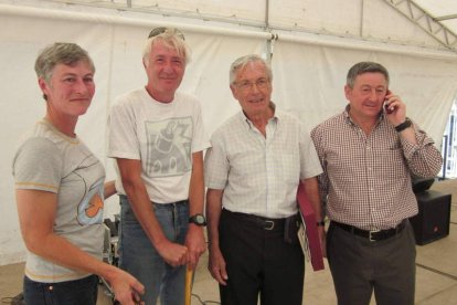 Los homenajeados junto al alcalde de Posada.