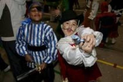 Algunos de los niños de Bembibre eligieron trajes de piratas y mosqueteros, con arma incluida