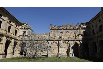 Imagen del claustro del monasterio de Sandoval. MARCIANO PÉREZ