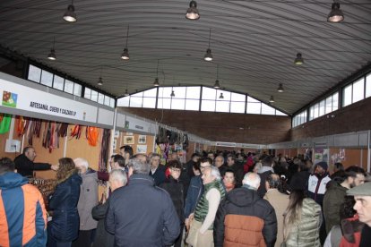 Mucho público se citó en el pabellón donde están más de medio centenar de stands. CAMPOS