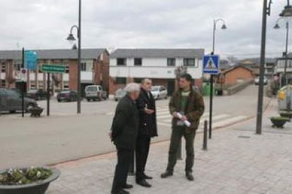 Luis Antonio Moreno con el edil de Medio Rural y el pedáneo Ramiro Blanco.