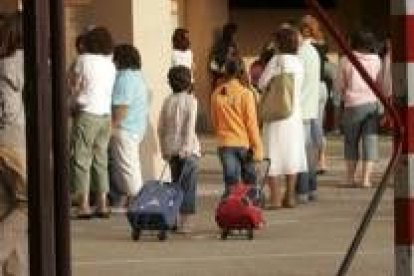 Un grupo de escolares y padres leoneses, en el comienzo del presente curso lectivo