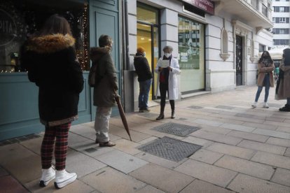 Aún con cita previa, las colas son una estampa cotidiana estos días en el Plaza Cortes Leonesas. JESÚS F. SALVADORES