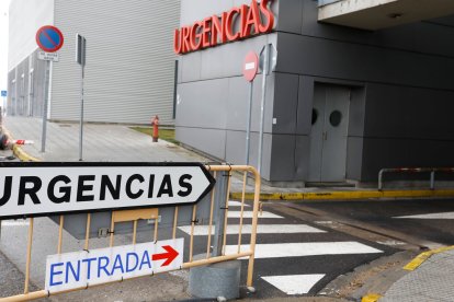 Entrada al servicio de Urgencias del Hospital de León. DL