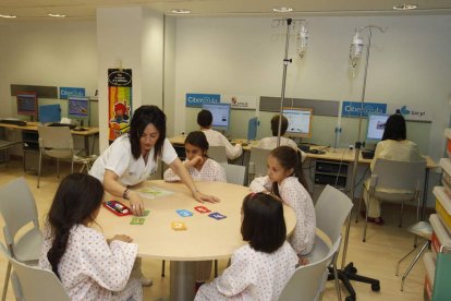 La profesora, Gloria González, trabaja con los menores ingresados en el Hospital de León.