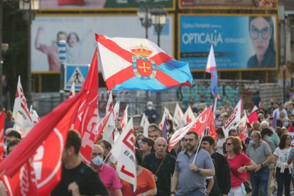 Muchos sindicalistas vestían chalecos de su formación. L. DE LA MATA