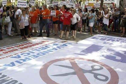 La 'marea blanca' de profesionales de la Sanidad se manifestado hoy en Madrid para reclamar que sea reabierto el Hospital Carlos III como centro español de referencia para enfermedades contagiosas.