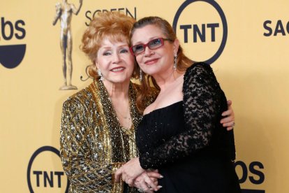 Debbie Reynolds y Carrie Fisher, durante una gala en Los Ángeles, en enero del 2015.