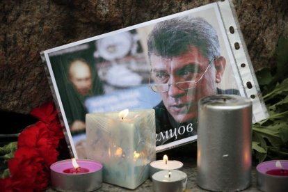 Cientos de rusos dejan flores en recuerdo de Boris Nemtsov.