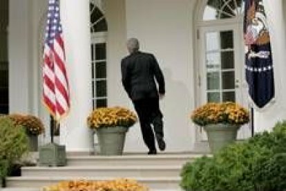 Bush regresa a su despacho después de comparecer ante la prensa en los jardines de la Casa Blanca