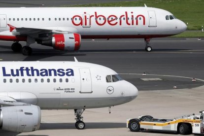 Foto de archivo de un avión de la aerolínea Lufthansa y otro de Air Berlin en el aeropuerto de Dusseldorf.