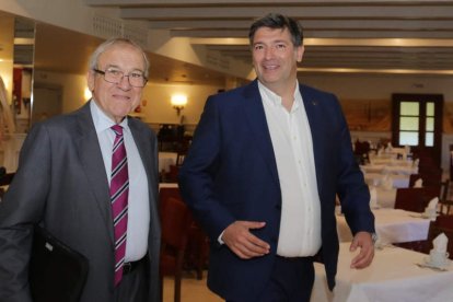 Alkorta, con Julio Álvarez en el encuentro del CEL. SECUNDINO PÉREZ