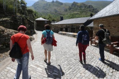 Turistas en Peñalba de Santiago. L. DE LA MATA