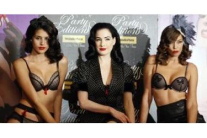 Dita Von Teese, acompañada por dos modelos, hoy en Madrid.