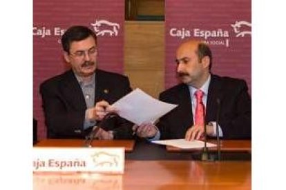 García Lorente y Fernández Corral, durante la firma del convenio