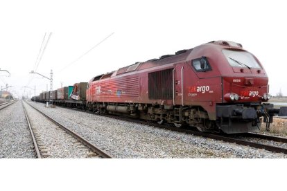 Un tren maniobra en la estación de Villadangos con carga para la empresa siderúrgica de Coated Solutions León. MARCIANO PÉREZ