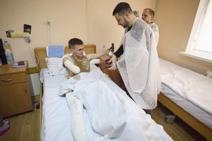 Zelenski visita en un hospital militar a un soldado amputado por heridas de guerra. UKRAINIAN PRESIDENTIAL PRESS