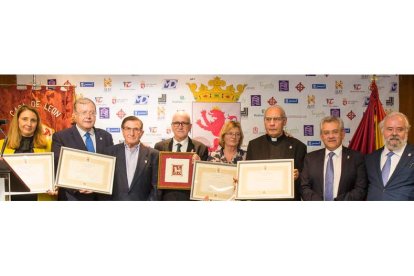 Foto de familia de los premiados y las autoridades, ayer en el Casino de León. FERNANDO OTERO PERANDONES