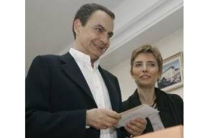 Zapatero junto a su esposa, en el momento de ejercer el voto