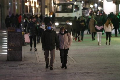 Movimiento de gente en las calles al atardecer. FERNANDO OTERO