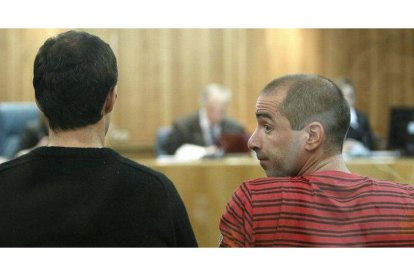 Oskar Zelarain (d) y Andoni Otegi, en la Audiencia Nacional.