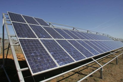 Imagen de archivo de un parque solar ya instalado en la comarca del Bierzo. L. DE LA MATA