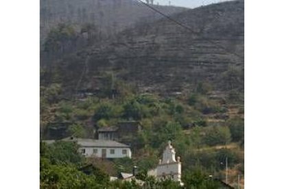 Estado actual del monte en Pombriego tras el incendio forestal