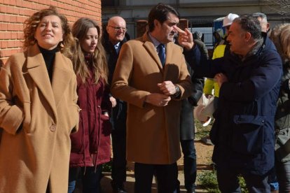 Pardo, Muñoz, Suárez-Quiñones y Nieto, ayer durante su visita a las diez viviendas de camineros que la Junta rehabilita en Astorga. MEDINA