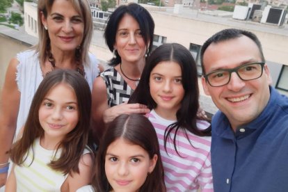 Elena Martínez (i), directora del CEIP Nuestra Señora del Rosario; la psicóloga Carmela Guillén (2i) y el profesor de periodismo de la Universidad de Murcia Jaime Alonso (d) posan junto a dos de las tres niñas que han producido el podcast para la prevención de las agresiones sexuales en la infancia. EFE/ JAIME ALONSO