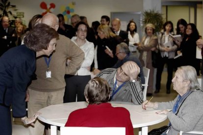 La reina Sofía charla con algunos de los residentes del centro para conocer su situación.