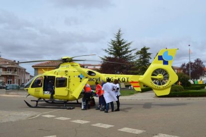 El helicóptero del Sacyl se encargó de trasladar al herido.