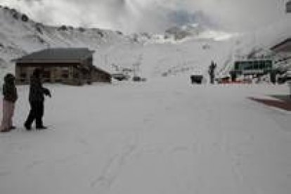 La nieve de las últimas jornadas no permite todavía a San Isidro aumentar su superficie esquiable