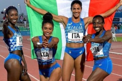 Raphaela Lukudo, Maria Benedicta Chigbolu, Libania Grenot y Ayomide Folorunso, el equipo italiano ganador del oro en 4x400 relevos en los Juegos del Mediterráneo.