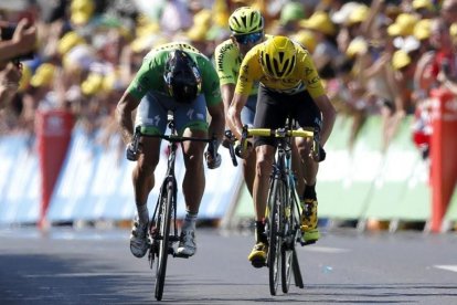 Peter Sagan vence por delante de Chris Froome en la meta del Tour de Montpellier.