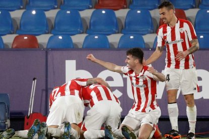 Los jugadores del Athletic celebran el pase a la final. MANUEL BRUQUE