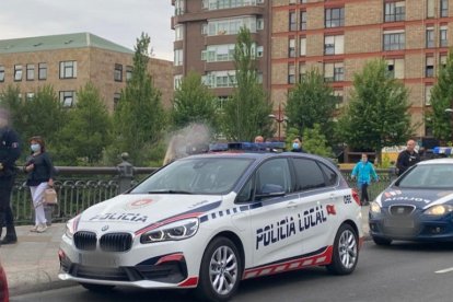 El varón fue introducido en el coche de la Policía Local, que después le ha trasladado hasta el Hospital de León. DL