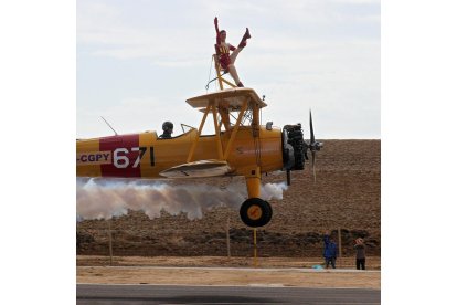 Ainhoa Sánchez, primera wing walker española, durante su actuación en la inauguración oficial del aeródromo privado Los Oteros