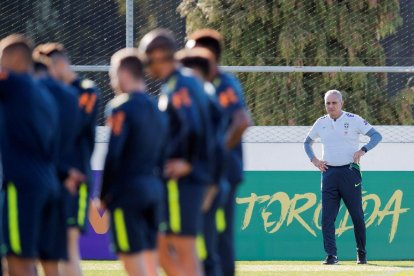 Tite observa a sus jugadores durante uno de los entrenamientos en Portugal.