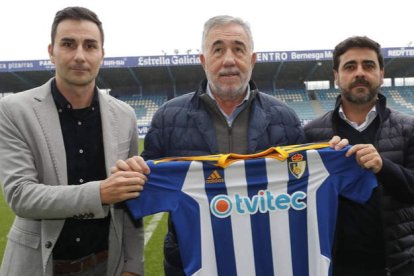 David Gallego, director técnico, sobre el césped de El Toralín tras el acto de presentación de los nuevos responsables máximos del primer equipo de la Deportiva sobre el terreno de juego.. L. DE LA MATA