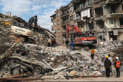 Una excavadoras trabaja en un edificio derrumbado tras los seísmos. EFE/EPA/ERDEM SAHIN