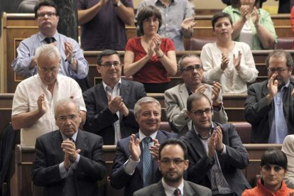 Los diputados aplauden en recuerdo Santiago Carrillo.