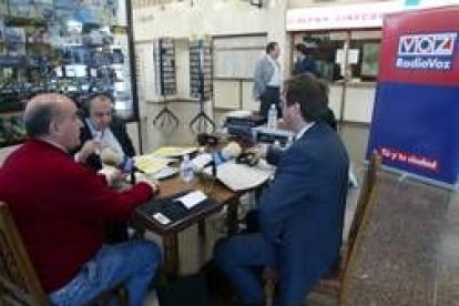 Radio Voz emitió ayer desde la estación de autobuses de Ponferrada