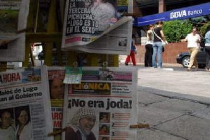 Portadas del jueves de los principales diarios de Asunción en un puesto ambulante