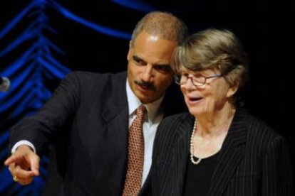 El fiscal general de EE.UU., Eric Holder, habla con la ex titular Janet Reno