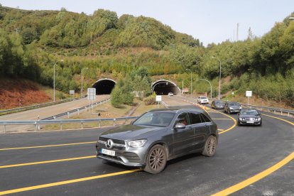 Los vehículos ya hacen uso del nuevo desvío a través de uno de los túneles de Piedrafita. L. DE LA MATA